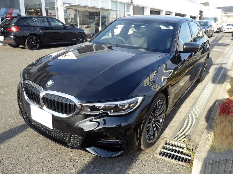 BMW 320i M Sport (G20), sedans, skats no priekšas sāniem