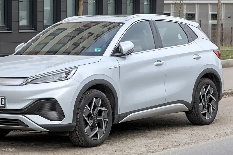 BYD ATTO 3, apvidus auto, skats no priekšas sāniem