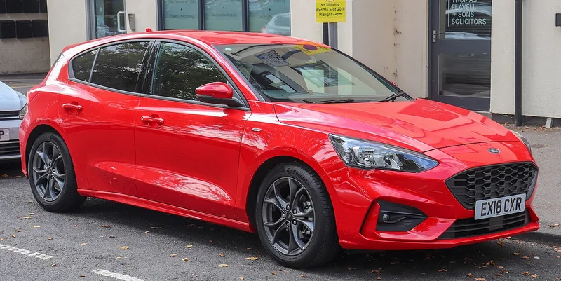 Ford Focus ST-Line, kompaktais auto, skats no priekšas sāniem