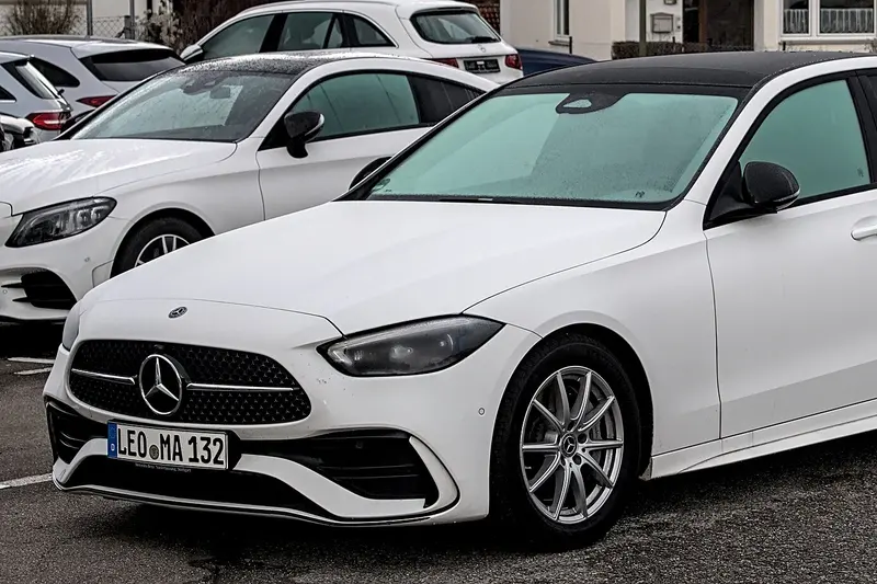 Mercedes-Benz C-Class, sedans, skats no priekšas sāniem