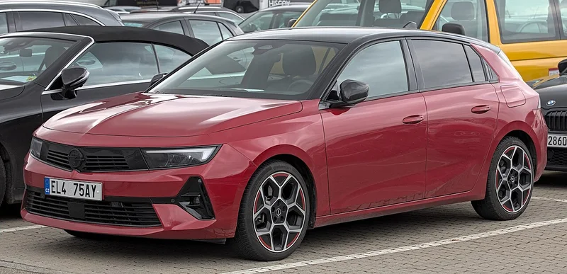 Opel Astra L, kompaktais auto, skats no priekšas sāniem