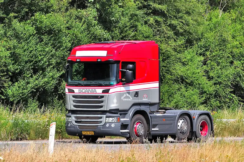 Scania R 450, vilcējs, skats no priekšas sāniem