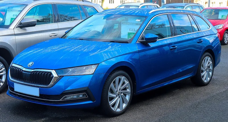 Škoda Octavia IV Combi, universālis, skats no priekšas sāniem