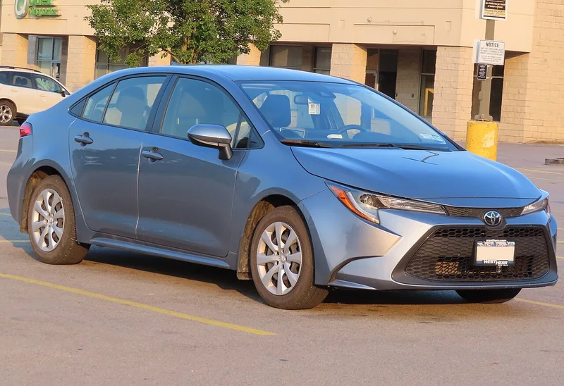 Toyota Corolla (E210), sedans, skats no priekšas sāniem