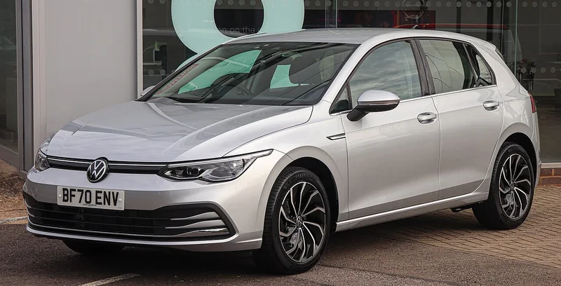 Volkswagen Golf VIII, kompaktais auto, skats no priekšas sāniem